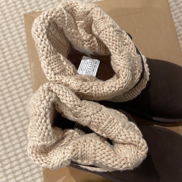 Brand new with box UGG K Cambridge Leather boots in size 2 in chestnut colour - Picture 4 of 5